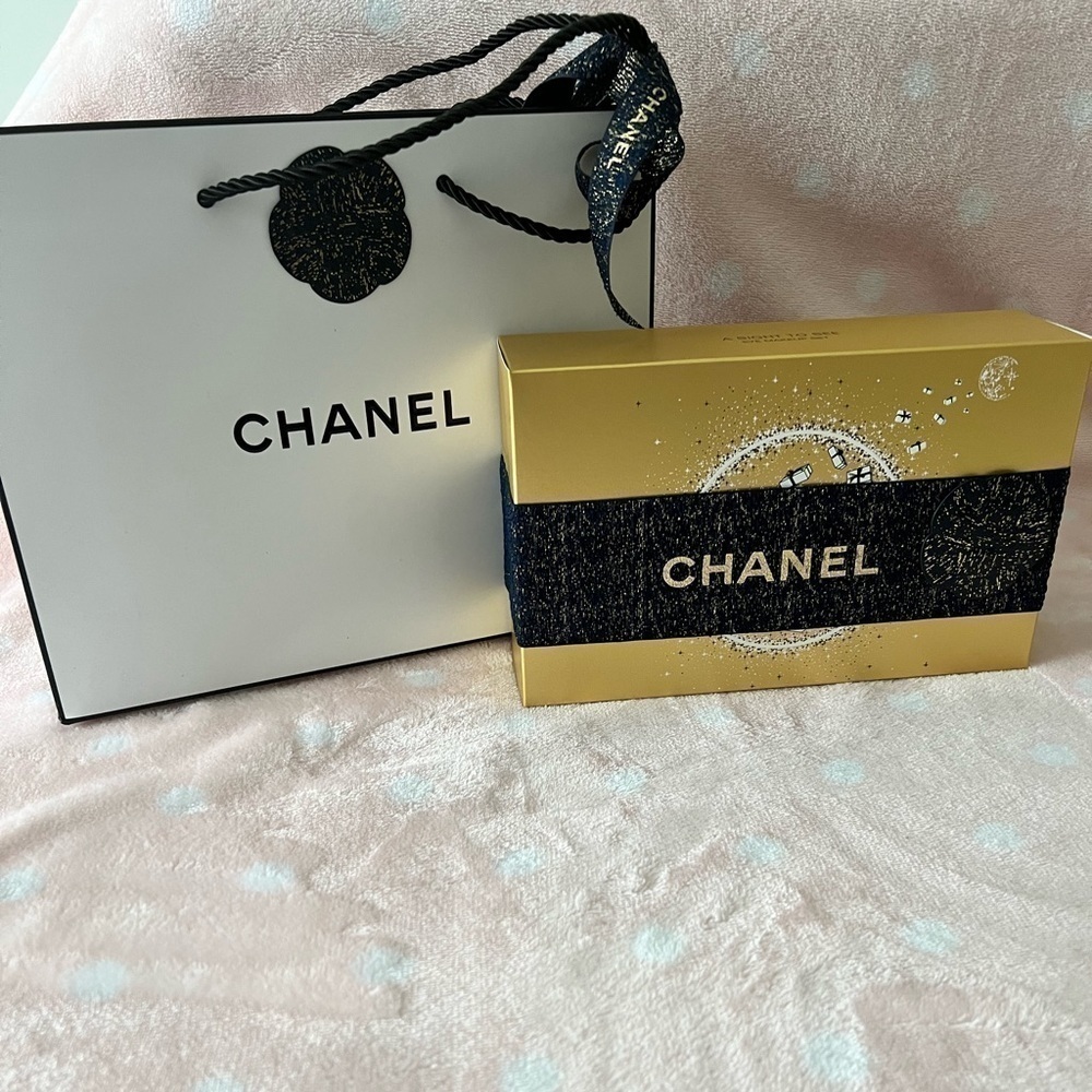 CHANEL• Eye Essential Set Holiday Gift set - Picture 6 of 11